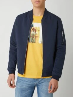 Jack & Jones Bomber Mit Reißverschlusstaschen Modell 'Erusch' - Dunkelblau -Guesi Bekleidung Geschaft 60pl0jik659ksi2la4r4qda29l0kgi2m956l8difap8l0e9k6l5l4die6p7jiga96sp52kqhap550hpk9so38cpkclhmccr16somcd9k74pm4e1ncpj38e9l64qj4ohjcko34do