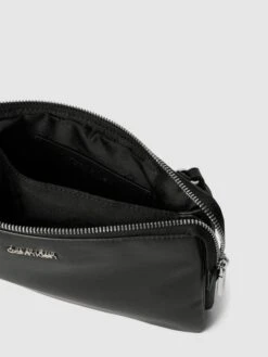 CK Calvin Klein Umhängetasche Mit Label-Applikation - Schwarz -Guesi Bekleidung Geschaft 6124okamap74icii9d73ceal8krjilhg9gqlcdik6163cgqa8dakql1ja57j0ghh916jcea6a534ada174o3cc1icco3ap1ic8r6aohk65h64ohk6hj3icho6ko64pho6tj3eco