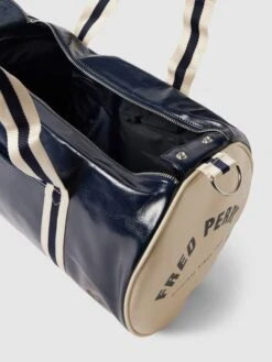 Fred Perry Duffel Bag In Leder-Optik Modell 'CLASSIC' - Marineblau -Guesi Bekleidung Geschaft 613kihai9d14uii46os4kd1m8t7jce1g9h4jcjqe8krk6ca29163agahap8j2la3a1630h9nakok2khp9so64d33cormcohmchi3ie1k6gs32eb270o64db6c8o6cd1kcdijac8