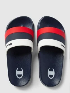 CHAMPION Slides Mit Label-Detail Modell 'ALL AMERICANS' - Marineblau -Guesi Bekleidung Geschaft 6164udplaksk4ci98h542kq88p64khq18cs3aghna8sjag9h9p0j6k1k9h234hpj8p8kica27593ajpl9t3j4cj164sj8e1k64r34e9k6srm8ob26or68cr56kpmcopi6sr3ed0