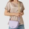Coccinelle Saddle Bag Mit Label-Detail Modell 'BLAIRE' - Flieder -Guesi Bekleidung Geschaft 6184ukih6p3k4dam916jee2bad6kuli2acq4kh1n8574ql2ea95l6dalagq44dad6pa5aiag9t7j4kqead3jcp9o68qjedpi6hh66phk6sojeob675h30db1c8q36cphcgo3ao8