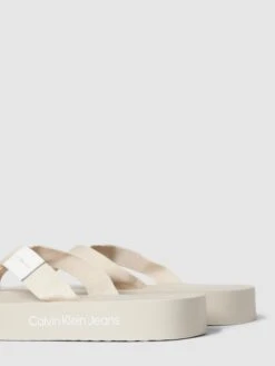 Calvin Klein Jeans Zehentrenner Mit Label-Details Modell 'FLATFORM' - Beige -Guesi Bekleidung Geschaft 65430eai8d246ipg9gr5aj2i9oqjic22a1934i9oa0q58j2175b56c266d436d9h9553ejq88coksgi198o3ephl6ti30dpl6go36p1kccq66oj164oj4c1lcli6cd1hc4s68c0