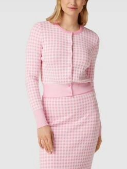 Marc Cain Strickjacke Mit Allover-Muster - Pink -Guesi Bekleidung Geschaft 697j0d9ma964oj9g9gs34hif8p13cea26h9jijal65ajgj9p8h4j8l1g69a4qjq56la4uka9al432kab98o64cpmcgp30dhm6gq32opkc8qj6oj2ckp32c1p71hjgcpo61h3ap8