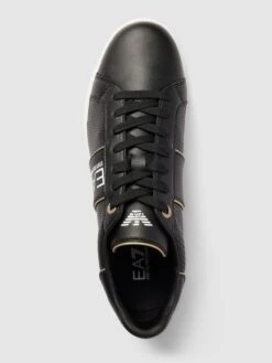 EA7 Emporio Armani Sneaker Mit Label-Details Modell 'SNEAKER ACTION LEATHER' - Schwarz -Guesi Bekleidung Geschaft 697kud2i6d8j0ia27123agqb70s3ichm74qjajq691950d1i6d734h2h8d342li18l4koi1n6h8j4lak8l3m4cpp71j6achi74p3aohkcko34ohl6osjaphmcksm6p346cpm2og
