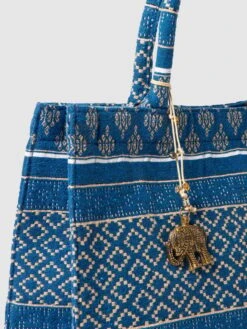 Anokhi Tote Bag Mit Allover-Muster Modell 'BOOKTOTE' - Royalblau 9 Anokhi Tote Bag Mit Allover-Muster Modell 'BOOKTOTE' - Royalblau -Guesi Bekleidung Geschaft 6cq4ceah8534qihk6d7jel2k6srl0c9nah9kui9naosl4cq29lb4okq98l73gkqh6d74ohi6719k4g9j9l3j0e9o6lh64dhpcgojee1k6oq68ohn6kp64pj560rj0dpg6kr3cdo