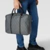 Guess Bowling Bag Mit Allover-Logo Modell 'VEZZOLA SMART WORK BAG' - Schwarz -Guesi Bekleidung Geschaft 6d94kli19p2k6gim8db36lae8sr56iqbakq34hqh6os58ha96l158dpn90sk2cpo8lb3gh2ba8pjagib68o66dr6ckojgoho6dj38p1k6hhj2eb168oj6pb16kpj6e1k64qmao8