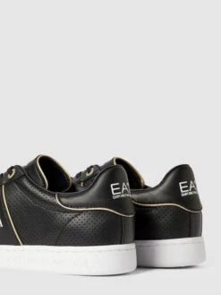 EA7 Emporio Armani Sneaker Mit Label-Details Modell 'SNEAKER ACTION LEATHER' - Schwarz -Guesi Bekleidung Geschaft 6gq3ij2i9d6kmk2h89132lifa8o3edal99b36e9o919j0e1j697k4laeal532dqb9tb46gah9t23ed2ba4o66d9o6osj8oj36gq6ce1kc4qj0o9i69i3edhg6grj2opi68qj4d8