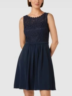 V.M. Cocktailkleid Mit Spitzenbesatz - Dunkelblau -Guesi Bekleidung Geschaft 6h64giqm6l7kulib75a58cq9a56l6ha69p4kkia39orjcdhna16k6iim8gs4ogi385556k1oakp3ccq49oo66p9n69i64dj674p66ohk6os68e9g6pgj6ob2clj3cor2c9j64dg