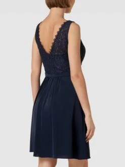 V.M. Cocktailkleid Mit Spitzenbesatz - Dunkelblau -Guesi Bekleidung Geschaft 6kqkek1n9opkaliea8r4mdaa6l85cd1g64pj0h2l653j2l2m8t3kcja989532l1g6cq5alac69638dpk8go62e1p74o62d1k75im8d1k69gj4e9o71gjadb36os38dj26lh68cg