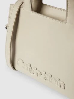 CK Calvin Klein Tote Bag Mit Label-Detail Modell 'NEAT' - Ecru -Guesi Bekleidung Geschaft 6p1lah2d64o52dq66cr4okqja4p4uipp9cok6h9l98q42gii91756g9k6p73ghim9d758i1h88rl0cqb6h3jap1oc5j36dhocpj62d1k70o36ohp6thm6d346dgj4dpickp6ce8
