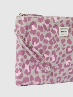 Barts Kosmetiktasche Mit Label-Detail Modell 'JUNO' - Altrosa -Guesi Bekleidung Geschaft 6p94gc1nahal6kq791932gpnagrl8dhg9sok2gi690o4uha6ap746iae6l94ai9n8p0l0dqa6gq4oj1p8oo6coj26grj0ohhc4qjcopk71gj0e9ichgj4e1nclh3iob175h66d0