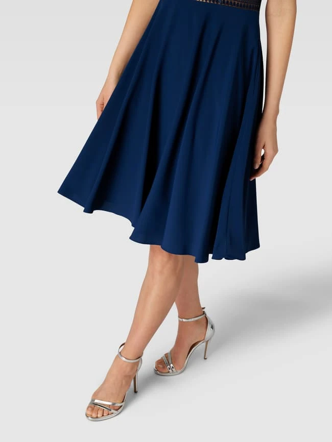 V.M. Cocktailkleid Mit Spitzenbesatz - Blau 5 V.M. Cocktailkleid Mit Spitzenbesatz - Blau – Bild 3