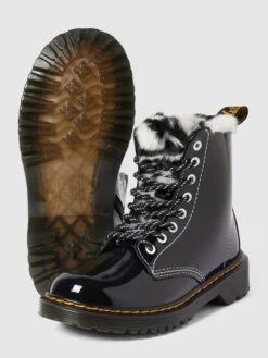 Dr. Martens Schnürboots In Lack-Optik Modell 'Serena' - Schwarz 8 Dr. Martens Schnürboots In Lack-Optik Modell 'Serena' - Schwarz -Guesi Bekleidung Geschaft 71a3chqf999kchql6l64ucaj6krj0hi18l9jiji574q36dpk9h1l0i2dap75acqi8d6l8khl8d734j28ah3m4dpo68om8c1i6ko3ao9k6th66e9n6sp3cdhm70pjccj3c8qjec0