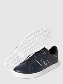 EA7 Emporio Armani Sneaker Mit Label-Details Modell 'SNEAKER ACTION LEATHER' - Marineblau -Guesi Bekleidung Geschaft 71a4gjpnad348k1j64o4mihm952jalhn8h7k8jala5138j1g6924qk9k91748jqf99130d9jal6kcgab853m2chkcph62phj69i3edpk6cpjae9mchgj8e3560rj2p336kp6cc0