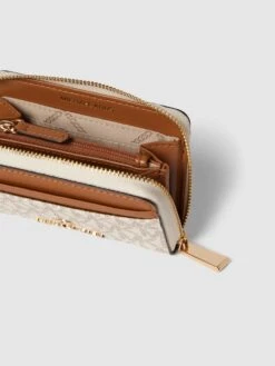 MICHAEL Michael Kors Portemonnaie Mit Label-Applikation - Offwhite -Guesi Bekleidung Geschaft 75al6iqhal536hhpa994qhpoa0q4ad9k98skmi23ah74ke2eah1l8l276525achgap930ghl6d9k2jic9oo32d9l60q68o9m68pmaopkc5hm8ob2chi36e1n6ko68e3474qmae8