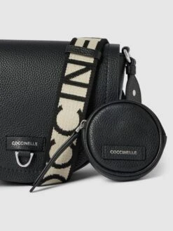 Coccinelle Saddle Bag Mit Label-Detail Modell 'BLAIRE' - Schwarz -Guesi Bekleidung Geschaft 84p4uc1iad54ehif6l74gka4a4slae9o997kqghga8skuhq790q3ccqg8h2jcc269t44giq88kq3iea99go6cdhkc4r3iohj6oq62p1kchi66e36cgqj0opl64s30c9l64oj4cg