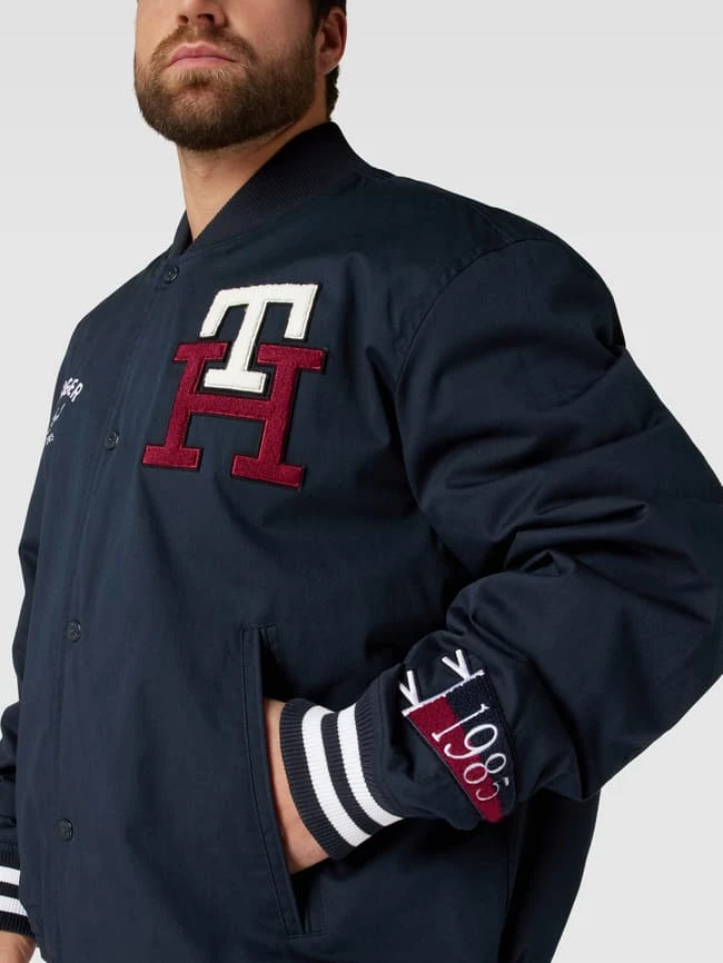 Tommy Hilfiger Big & Tall PLUS SIZE College-Jacke Mit Label-Stitching - Marineblau 5 Tommy Hilfiger Big & Tall PLUS SIZE College-Jacke Mit Label-Stitching - Marineblau – Bild 3