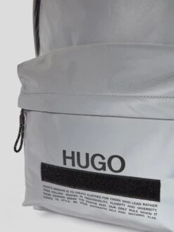 HUGO Rucksack Mit Brand-Detail - Silber -Guesi Bekleidung Geschaft 85832kie6so4glam9oq52li8aoo5cdi799akgjpja164ac2f6p14mk9m9t23akie6p73ghi398s5ak238l3jgd1m6ph36o9j6lgjic1k71ijce1pc4qjidpk68q3idr46os3goo