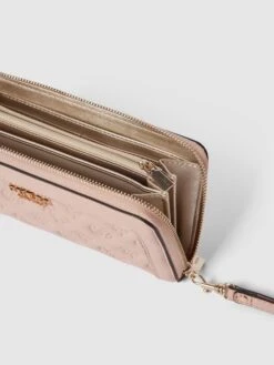 Guess Portemonnaie Mit Label-Details Modell 'ABEY' - Rosé 7 Guess Portemonnaie Mit Label-Details Modell 'ABEY' - Rosé -Guesi Bekleidung Geschaft 88p52cpj6h6kgga36d9k6hhn953kql9kaoo4ql9la57j6l2685a50d1k8d2j0kph9594edhk9h9kokieap3jechkc5gm2p9m6tgjco9kclij6eb5c4s38d1kcoo66p1n6lhj2pg