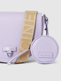 Coccinelle Saddle Bag Mit Label-Detail Modell 'BLAIRE' - Flieder -Guesi Bekleidung Geschaft 88s52dhg6p0l4h2a6ta4ce2gal64mcph9l8k4i1ialajah2k9l2lchq6ahalce2d85258i22ah7j0li2ap3j4dr5c9ij2ohl68pmcc9k64q6aohm74o66p336pi3gcb66lj3iog