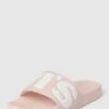 Levi’s® Acc. Slides Mit Label-Detail Modell 'JUNE' - Pink -Guesi Bekleidung Geschaft 89akqk9i74r34ji16d0kscqh6l44ieai8h63ej2d910kcl1h98rj4di59p5j0dhl8l8kuiia8h632ea4ago3edb16cs66dhgccp3gp1k69hjeeb360s32dhh6coj8chj68q62d0
