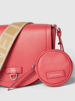 Coccinelle Saddle Bag Mit Label-Detail Modell 'BLAIRE' - Koralle -Guesi Bekleidung Geschaft 89b54l9h6krl8h28691j2g9o9pb52la69l558cqm6db4ahqf6p7jcd2f88s3ii238l8k8gqmad9kkk21713m2pj161i66c9m6gsmac1k6oqj6ob1chgm8p9i6sqj8eb46limacg