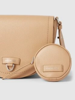 Coccinelle Saddle Bag Mit Label-Detail Modell 'BLAIRE' - Beige -Guesi Bekleidung Geschaft 8l0j8k2l65644k1m997j6hi69p14ugik9p934ii9ah5l2gae64r4ggiha95lcga58os4ae256srjehqh993jadj3c8oj6c1mc4r34d1k64om8ob2chim2phm69gj4cj16cq68c8