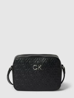 CK Calvin Klein Crossbody Bag Mit Label-Details Modell 'RE-LOCK CAMERA BAG' - Schwarz -Guesi Bekleidung Geschaft 8l3l6l216gr50jqa9krk8had716k6ha3al7kgjah9d63ciqm753k4e1n851kmd1k6d338khp6d84mkhi9so62dpjc9hjie1gc9h36phk68qm4ohp6hi66d9ockom6dhh68r38e0