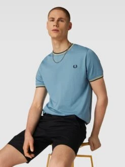 Fred Perry T-Shirt Mit Logo-Stitching - Rauchblau -Guesi Bekleidung Geschaft 8l5k2c2984p4ue276h54iiif8d14qki6ap5k2ka68os38i1k71256g9gadal2ghj9l5kaippad1kciql953jee9gcop30dpj64qjicpk60pm4e9pc4o68cb2ccrj4dhp6co6ado