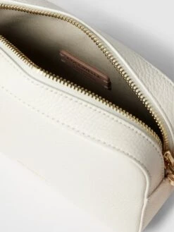 Coccinelle Umhängetasche Mit Label-Details Modell 'TEBE' - Weiß -Guesi Bekleidung Geschaft 8ookekq18l336c1h6kq4qc1i954jcgil70q4uc1m95al8d256p5kcihmad75acah84slch1m9ha46jij8so6cchlccojacr3cos6aopkcoq3cohh6kpj8d1jcgsjgpb56oomad0