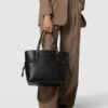 MICHAEL Michael Kors Shopper Mit Label-Applikation Modell 'VOYAGER' - Schwarz -Guesi Bekleidung Geschaft 8p24ii9gad8ksd1oaopl6ki76l9kac1o914l0jij8oqkggik94skmd2l6t5laha39cs4mcam71550hiia8o6apj46hh68opj70oj2dhkcpj3ie3265i68phgc8qj0opo6th34p8