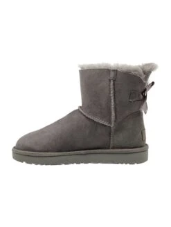 UGG Boots Aus Veloursleder Modell 'Mini Bailey' - Hellgrau 8 UGG Boots Aus Veloursleder Modell 'Mini Bailey' - Hellgrau -Guesi Bekleidung Geschaft 8p4kmkibacslajihaop54e238h5jel1iacs4cl286p8l4dq56l3jakpp6t14id2h90skcdpn99442li38go62opn6krjcdpicopm4c1k6dj30e9j6ssj0d9j75hmadj2chj62cg