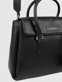 CK Calvin Klein Handtasche Mit Unterteiltem Hauptfach - Schwarz -Guesi Bekleidung Geschaft 8t8kkihh89758dil6kq48lhga4r48i28616kaga3859kuhpga124gh1g9cokakahahakki228914khqm60o3ee1gc9i3idj574s64opk6lij2ohlcoqjecb6c4o3edhk6dijge0