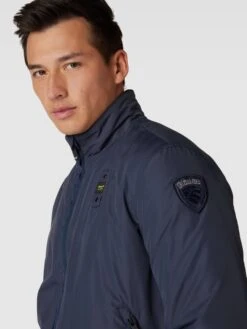 Blauer Usa Jacke Mit Stehkragen Modell 'GIUBBINI CORTI IMBOTTITO' - Marineblau 9 Blauer Usa Jacke Mit Stehkragen Modell 'GIUBBINI CORTI IMBOTTITO' - Marineblau -Guesi Bekleidung Geschaft 91638kifap24sdim8t9jcdid6pb38cq1acpkudqj6gokmh1j6h34ogibap73el1o652k6iiiah4kqiaf8ko3cp9hccrj6opjclh36e9kcorm4e1k6os3gcr46gsj4eb66lim4oo