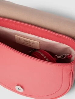 Coccinelle Saddle Bag Mit Label-Detail Modell 'BLAIRE' - Koralle -Guesi Bekleidung Geschaft 9543edhl8h1j8dhl9sq50jqh9gqk4ipk8grj4ca86l2kkca58l8j8ki69paksdpp71a56e9l8crkgc2m70o30eb5c8p6ae1o6hi6adpkcgs3ioj26oomaeb174rjadr66spj0pg