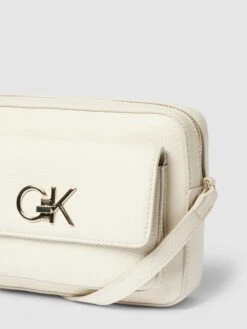 CK Calvin Klein Umhängetasche Mit Strukturmuster - Ecru -Guesi Bekleidung Geschaft 95b36gada58l6e2l8kokiiia9oq48g9ga0s48jho9914ok1n9h8kucii915l6e1n8la4gd29851lcki6ah3jcd9lckqjidpp6grm4p1k74o3ae9hc4pjae9j6lh64c9g6hh68p8