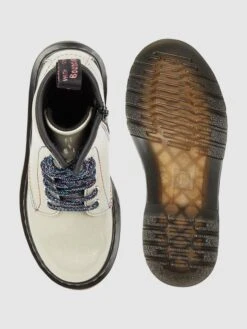 Dr. Martens Boots Mit Glitter-Effekt Modell '1460 J' - Silber -Guesi Bekleidung Geschaft 9934slhi916k6h2684q58kak659k8hah7195aiq664skmlhiad1kkh9n75452gic759kgj9l6kskmgic88o3aopm6dj34p35cdi32dpk70o3ce9g68rj8c1l6csmcd9p65ij0d0