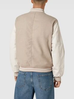 Jack & Jones College-Jacke Mit Label-Detail - Beige -Guesi Bekleidung Geschaft 99650didacq52dhj9sq3edah8l8kmdqg9t8l0la76co4iipp9t34chqj6l2l0k2j9t94ada69d2jah1h60o3ae9n65hm2dj374sj2cpk6ks3ce1l6dgm8chk6srj6dj560pj4p0