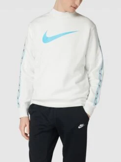 Nike Sweatshirt Mit Rundhalsausschnitt Modell 'REPEAT' - Weiß 10 Nike Sweatshirt Mit Rundhalsausschnitt Modell 'REPEAT' - Weiß -Guesi Bekleidung Geschaft 9994gii36l246gqead3kaci46h9keead997k8c2bapa3gla59t4l2jpm75344e2c6d6j2kqc8sp4cji66p3jep9m6dj3acb670q36d9kchgjgohmcgr6cohhcdj30e9kccrmce8