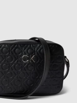 CK Calvin Klein Crossbody Bag Mit Label-Details Modell 'RE-LOCK CAMERA BAG' - Schwarz -Guesi Bekleidung Geschaft 9cokoi236gpj4d27694l6l9h619kqcpiad43ihhoa11jih2h9h84uc248d84qkag9ooksdq89cojcipi88o3ce9l6dhjecb56sp36c9kcoojee1lcgrm2cr160q66pb564sm4dg