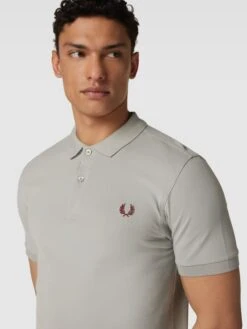 Fred Perry Poloshirt Mit Logo-Stitching Modell 'PLAIN' - Stein -Guesi Bekleidung Geschaft 9cq50ja89d8l0da388q54e1j896jgkif9d8kqli38pa4ge2964q3ih2b9gsjgcqmacs4kcaj9d7ksk1g8d3j6pb36cp6acj46gq38e1k74qj6e9i74p38cpp60q30ohicksm6pg