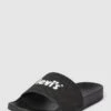 Levi’s® Acc. Slides Mit Label-Print Modell 'JUNE' - Schwarz -Guesi Bekleidung Geschaft 9d73ic2l9gs32h9oal832ihj717kekpk8t658ihl893l4haf94o48giial632c2ja8q5ch2288rk8kak6go38e9h6oqj6e34cgq3ae1k6sr6ae1g6li36e1k70rjeor571i34c8