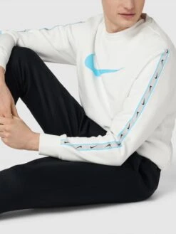 Nike Sweatshirt Mit Rundhalsausschnitt Modell 'REPEAT' - Weiß 9 Nike Sweatshirt Mit Rundhalsausschnitt Modell 'REPEAT' - Weiß -Guesi Bekleidung Geschaft 9d8k4k9k999j0e1n9h5k2ca36sp32daeaookchqaacq38c2e89348l2b70q50lig9h9l0dai6sqk2cql8go62p1ncpi30cpp6dj3gphkccq30eb1cphmapb1cgs64dhl6co38dg
