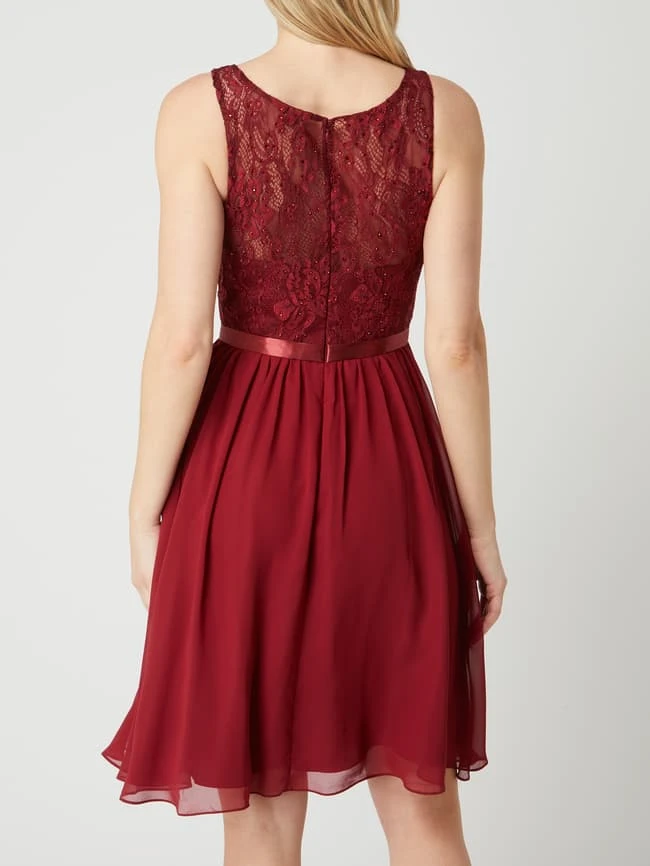Luxuar Cocktailkleid Aus Floraler Spitze Und Chiffon - Bordeaux Rot 7 Luxuar Cocktailkleid Aus Floraler Spitze Und Chiffon - Bordeaux Rot – Bild 5