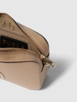 Furla Umhängetasche Mit Label-Applikation Modell 'PRIMULA' - Taupe -Guesi Bekleidung Geschaft 9gol6gql8h54md9l6h848chl84q48l2c98qjih9pa57k8e2d68q4olhi6p24agafah45ai1n61942gaf6co3idj668rm4dhjcormcp1k6op66eb3cksj4ohi6gqj6c9kchi3edo