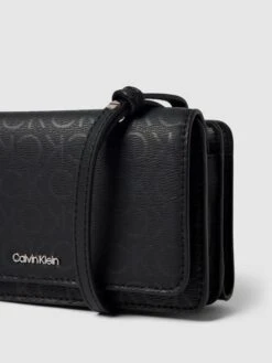 CK Calvin Klein Umhängetasche Mit Label-Print - Schwarz -Guesi Bekleidung Geschaft 9h3kkc1pap14kiqm75b3gcqaa0r3ad2e9kp54ci58t94kii5ap5l2k1h9ks4cdql899l8iic9koj4cq4a8o32choccq3ie31c4ojedpkclimcob66dh34c9mcks3ec356kp3ae0