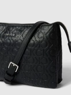 CK Calvin Klein Umhängetasche Mit Allover-Logo - Schwarz -Guesi Bekleidung Geschaft 9h5kck9i8h7jcc2384pl4iqial55cgqh8h9l8gq29gpl2cam7144gcq66oqkidpj9gpjcgadacojeiaia4o3iopl69i32e316lh66d9kccr30ohg71gjgdhl68oj4d9j6cs68p8