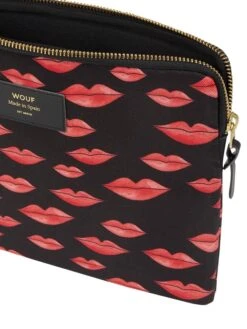 WOUF Tablettasche Mit Herzmuster Modell 'Beso'- Wasserabweisend - Schwarz -Guesi Bekleidung Geschaft 9h64mi2f6opj0hqk6srk8gi18os4ej1p8h75ch1j8go38cqm8l850hhka943cjaf94r46i9p710kij2f8p3mcohnc9h62cr6chh6cd1k69i3goj1cop66e1lcph3adr56hj3ie8