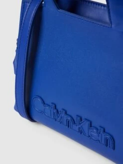 CK Calvin Klein Tote Bag Mit Label-Detail Modell 'NEAT' - Royalblau -Guesi Bekleidung Geschaft 9hb44ha36984ck2bacs4sl9ia194ciql8h73cka26h8kulii6csjeihnal7kqdiiaookacqba5b3idia6d3m6eb26krmadj2c4p62e9k74sjgohjccqj6c36ccrm2dphc5im4d8