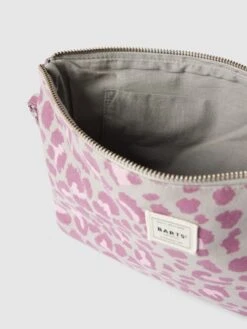 Barts Kosmetiktasche Mit Label-Detail Modell 'JUNO' - Altrosa -Guesi Bekleidung Geschaft 9l4kuhaf954l8jqf7153gd2h61148jqb8p448ii98h5keii8695kmkada5830iig854k2cqc71934l2l953jed9jcgpm6opm6th3cohkcdj68e1o70qjap9kcoqjed9n70pmcc8